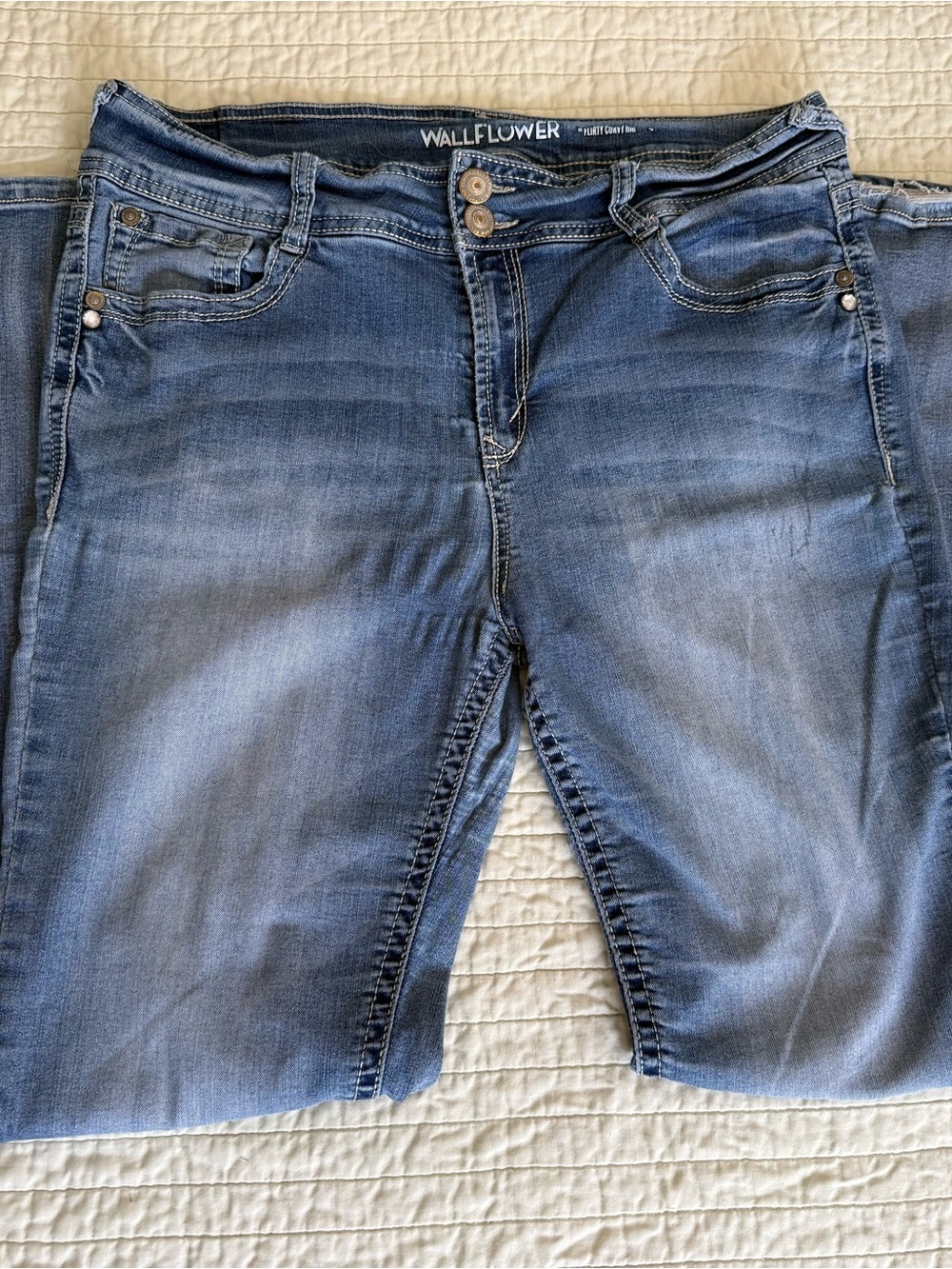 Wallflower Women's Faded Blue slim fit Jeans